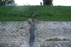 Vukovar, 9. lipnja 2011. - nezaštićeni kanalizacijski ispust bez priključka na pročistač uzrok je onešićšenja na Dunavu, što je utvrđeno inspekcijskim nadzorom